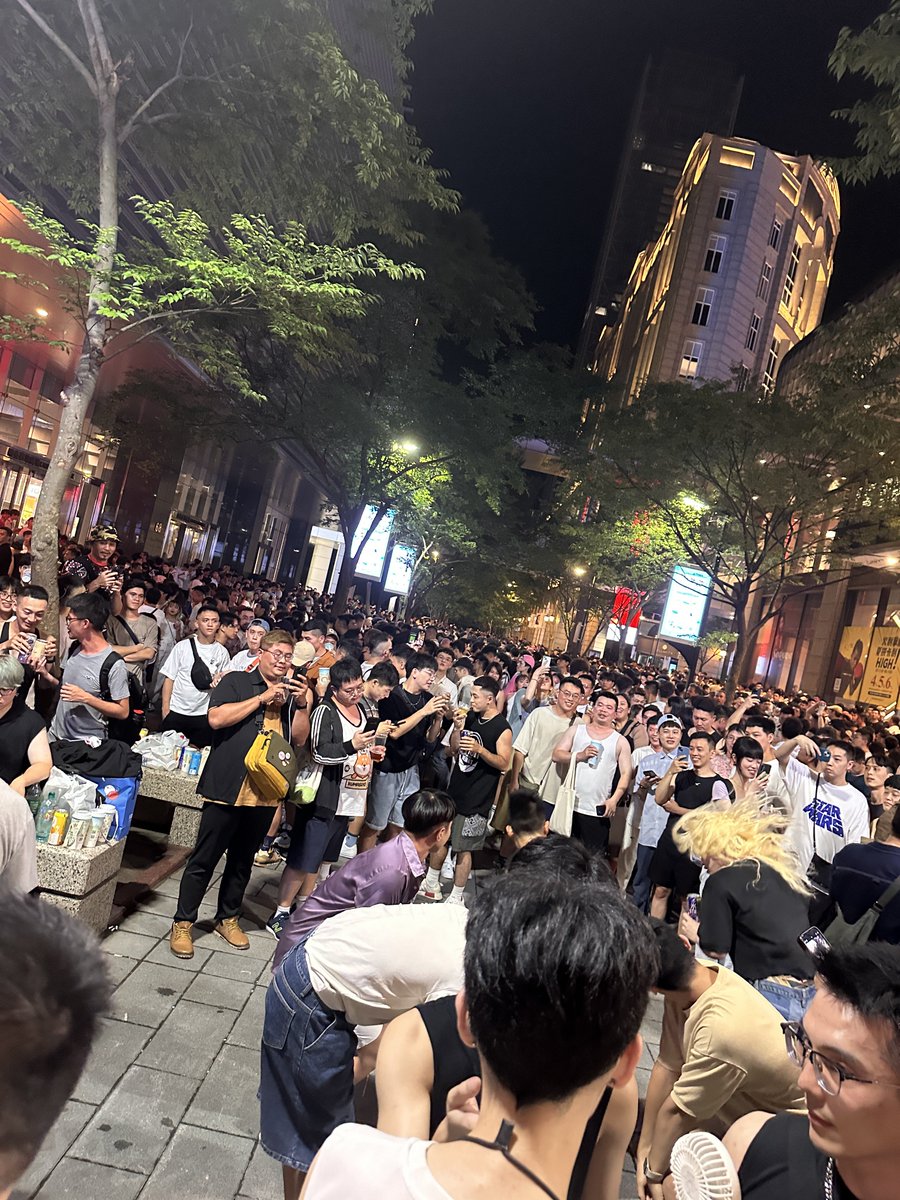 嗨推特，如果你有多餘的酒精的話歡迎灌進來🥵🍻