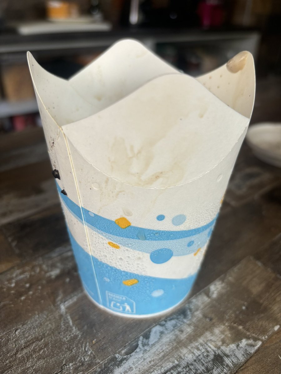 shynizz19's tweet photo. Así me llega un pedido de @JustEat_es y me devuelven el valor del helado pero no los gastos de envio. @McDonalds_espa 
Me quedo sin helado con 3€ para volver a comprarlo pero gastos de envío son 2,99€..que ya pagué y ellos mandaron mal… un robo.. por eso @Glovo_ES es mejor https://t.co/kUmcFLzwes