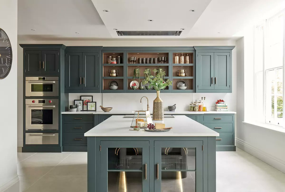 HomesListed's tweet photo. Explore these curated dark green kitchen ideas to transform your space. https://t.co/7qU0NzEiWW https://t.co/HktVlRjQHY
