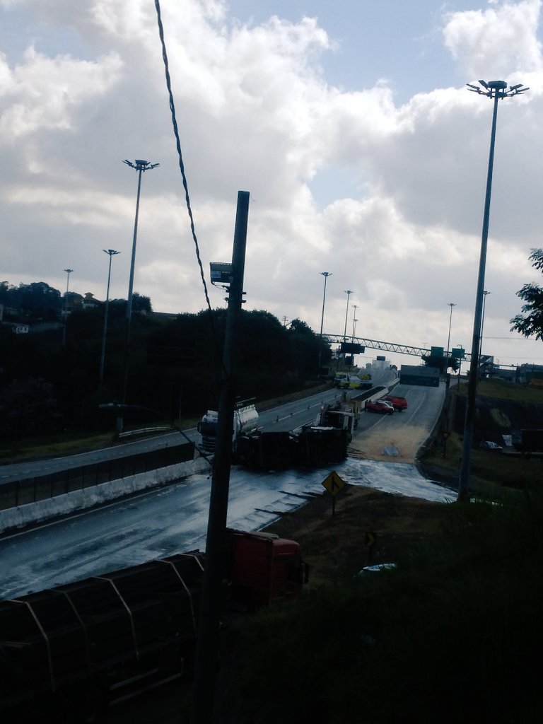 Tombamento de carreta no Anel na altura do Madre Gertrudes com Av. Amazonas. Óleo e pista fechada sentido Espírito Santo. <a href="/prf_mg/">PRF MINAS GERAIS</a> <a href="/TransitoBH/">Mix Brasil Shop</a>