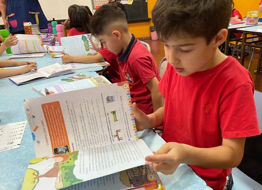 Grupo_Paternal's tweet image. 📕 El derecho a la #alfabetización requiere posicionarse frente al tema sin grietas, más allá de las perspectivas en disputa y entendiendo que estamos en una coyuntura plagada de fake news.
#Alfabetizar es un acto político 🧵