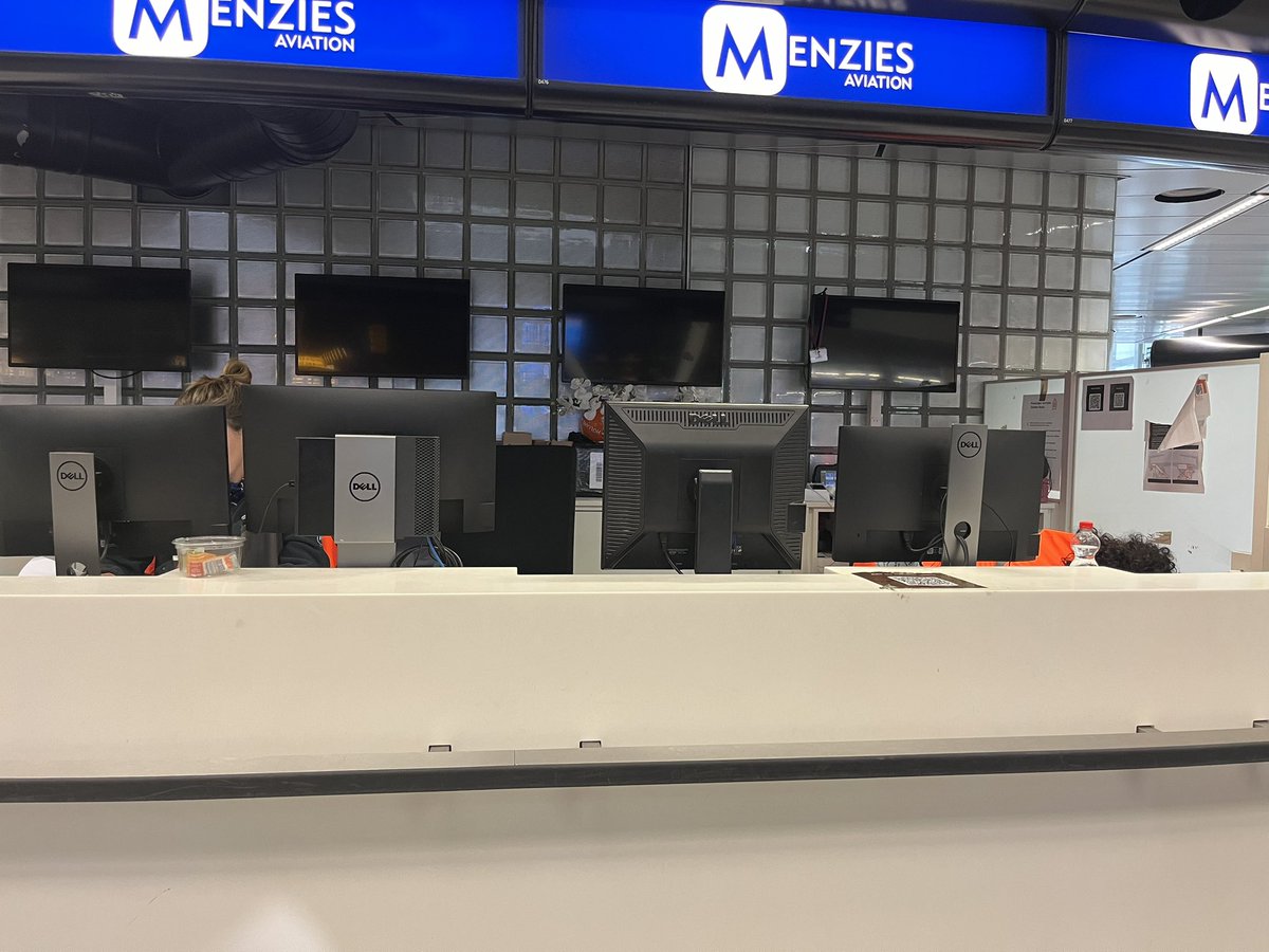 AriannaLA's tweet photo. @Ryanair a photo of Saskia &amp; Loes LITERALLY ignoring us while we’re trying to get help. Why do we need help? Ticketing supervisor refused to check in extra agents, even when they warned her that passengers were going to miss their flight because the line was moving too slowly. https://t.co/zan6yqRZeV