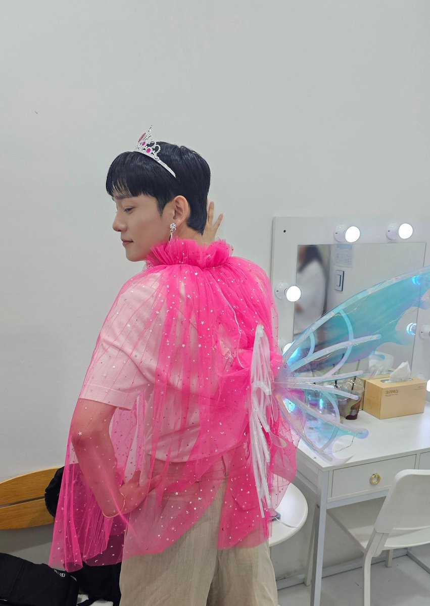SPARK_61's tweet photo. ค่าย INB100 สนับสนุนให้ศลป.เป็นตัวของตัวเอง (มากเกินไปไหมนะ 5555555555) คุณเอ้ยยยยยยยย https://t.co/jRagcL13vq