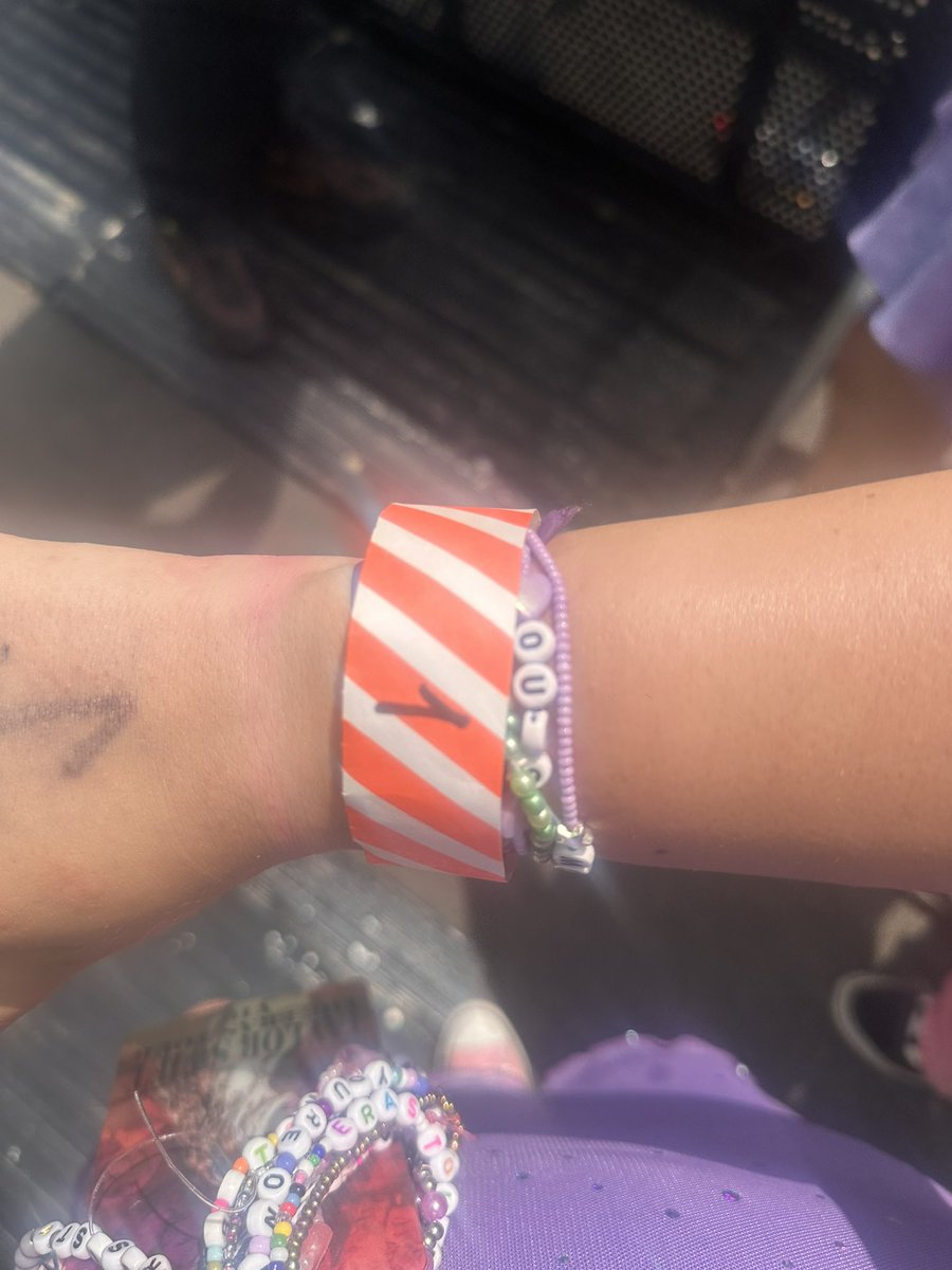stjllstanding's tweet photo. WE SURVIVED THE GREAT WAR WE HAVE DIAMOND BARRICADE  (diana però si è sfacciata il ginocchio) mi disp
purtroppo per voi non siamo crep4te 😍😍 https://t.co/MSdD4owmdu