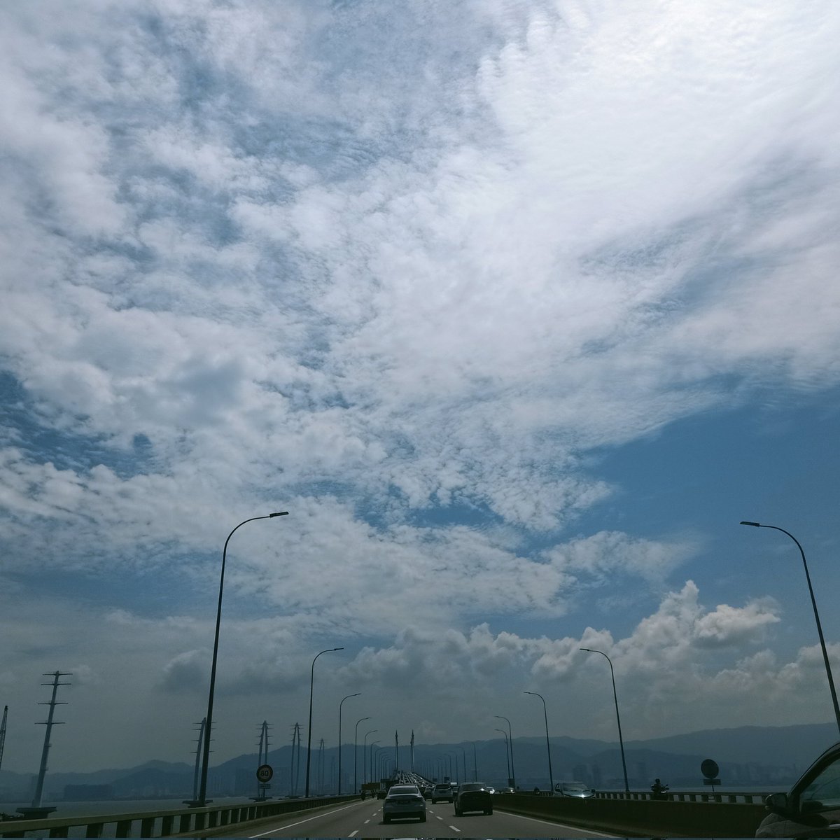 Wongks_'s tweet photo. The sky ☁️ vs the moon 🌝 https://t.co/n9znW2zln8