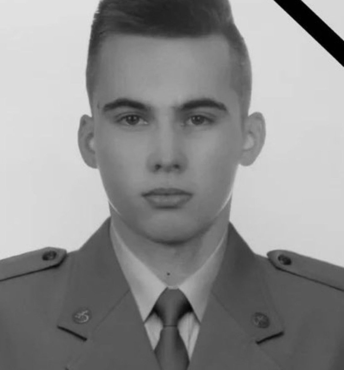 EILMELDUNG:

Unter dem Eindruck der Ermordung des 20-jährigen polnischen Soldaten und der ausufernden Gewalt an Polens Ostgrenze, hat das Parlament mit 401 : 17 Stimmen ein neues Gesetz verabschiedet.

Es erlaubt Soldaten, Grenzschützern und Polizisten scharfe Munition