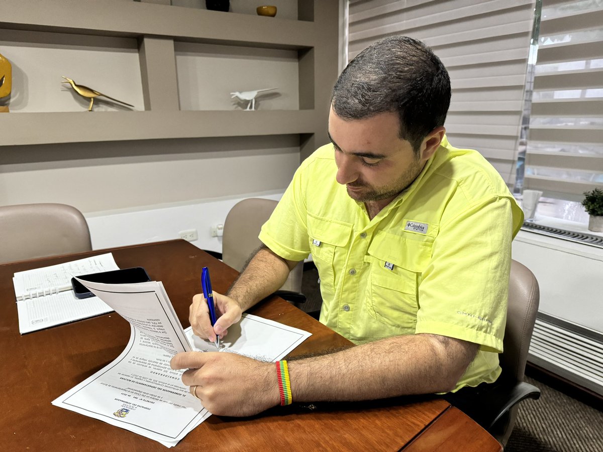 YamilHAranaP's tweet photo. Decreto de día Cívico: Firmado. https://t.co/dw25N0cpoT