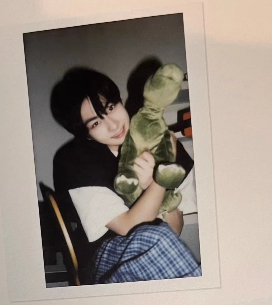 I NEED THIS JUNGWON POLAROID 😭