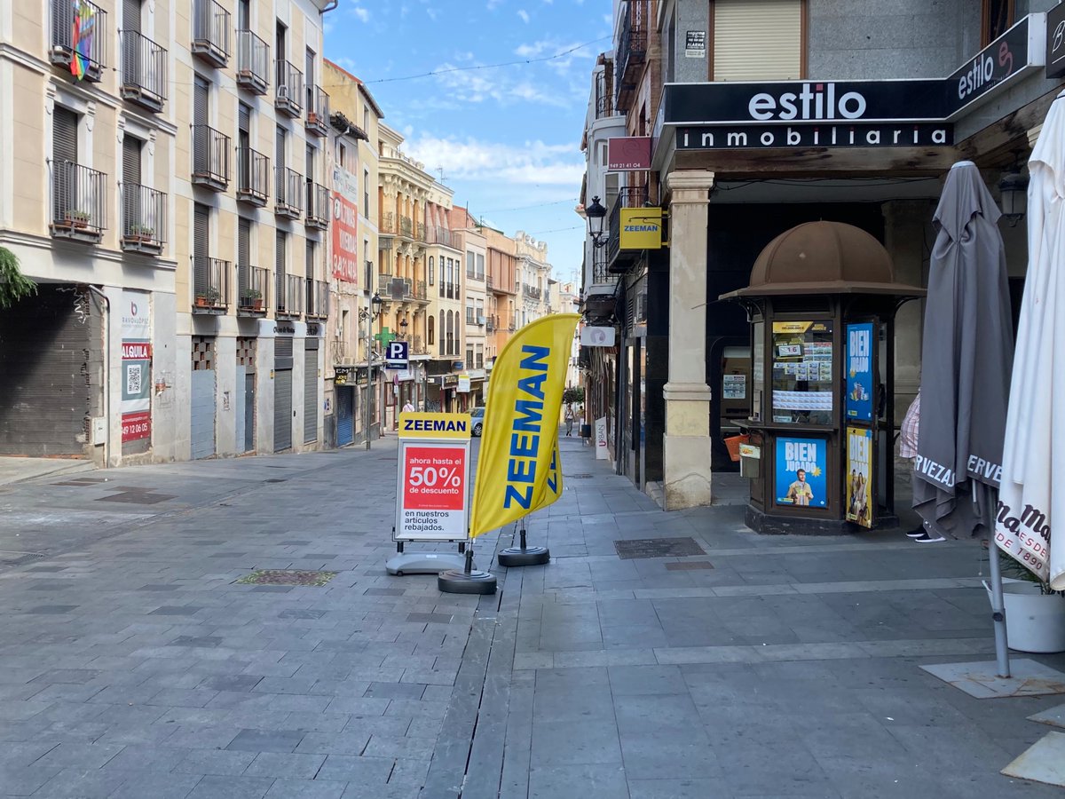 CalleMenorGU's tweet photo. Ya que tenemos de nuevo averiado el bolardo retráctil #smartciy del comienzo de la calle Mayor, vemos este comercio ofrece su ayuda para el cumplimiento del Plan de Prevención y Protección Antiterrorista (nivel alerta 4, riesgo alto) con la interposición de obstáculos en la vía. https://t.co/nr6AgeKNim