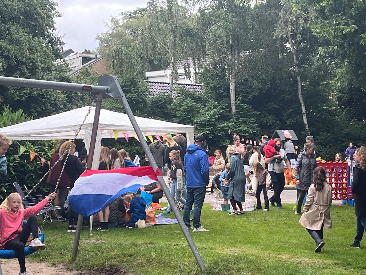 Met hijsen van de vlag is het zomerfeest Bovenkerk officieel geopend! Druk bezochte kraampjes, live muziek en spelletjes. Thema is de Olympische Spelen. De vlagceremonie werd gedaan door Anneke van Zanen, voorzitter van NOC-NSF, met hulp van enthousiaste, jeugdige sporters.