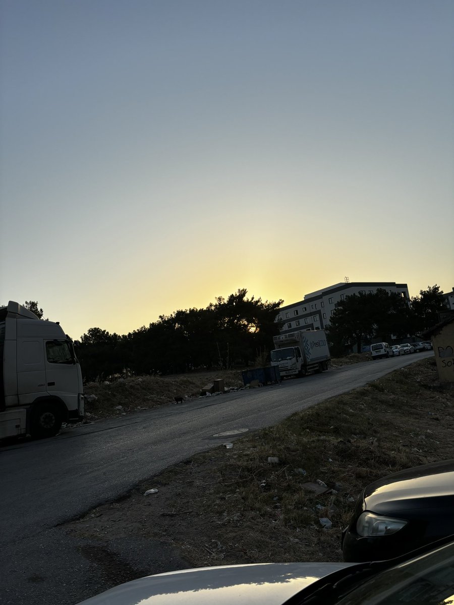 ErenGezn's tweet photo. Ne bir temizlik be bir kaldırım çalışması var. İnsanlar kaldırım olmadığı için yolda yürüyor. Çöpler asla temizlenmiyor. Sokaktan haberiniz var mı?  202/14 sokağa bir bakın isterseniz zahmet olacak ama! @gorkemdumanbuca @BucaBld https://t.co/kfFIMtNJu5