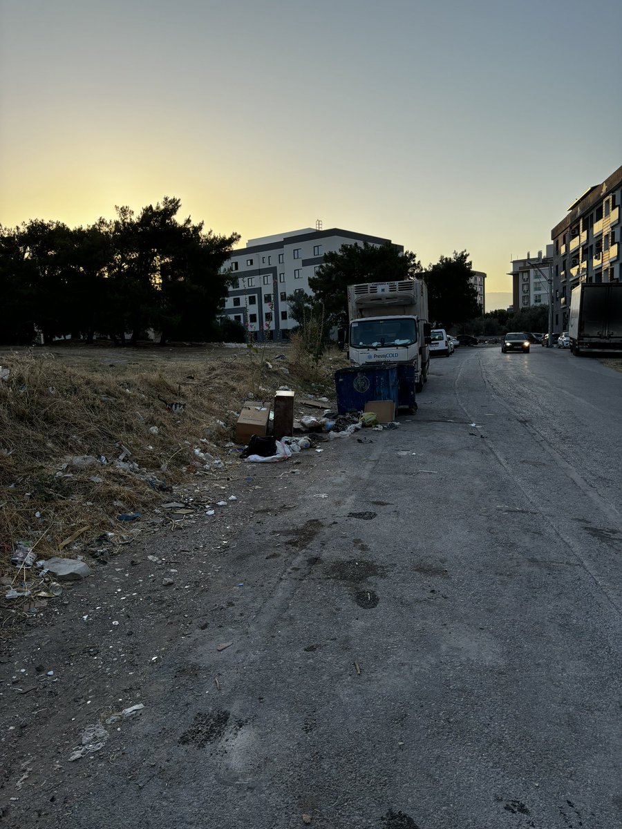 ErenGezn's tweet photo. Ne bir temizlik be bir kaldırım çalışması var. İnsanlar kaldırım olmadığı için yolda yürüyor. Çöpler asla temizlenmiyor. Sokaktan haberiniz var mı?  202/14 sokağa bir bakın isterseniz zahmet olacak ama! @gorkemdumanbuca @BucaBld https://t.co/kfFIMtNJu5