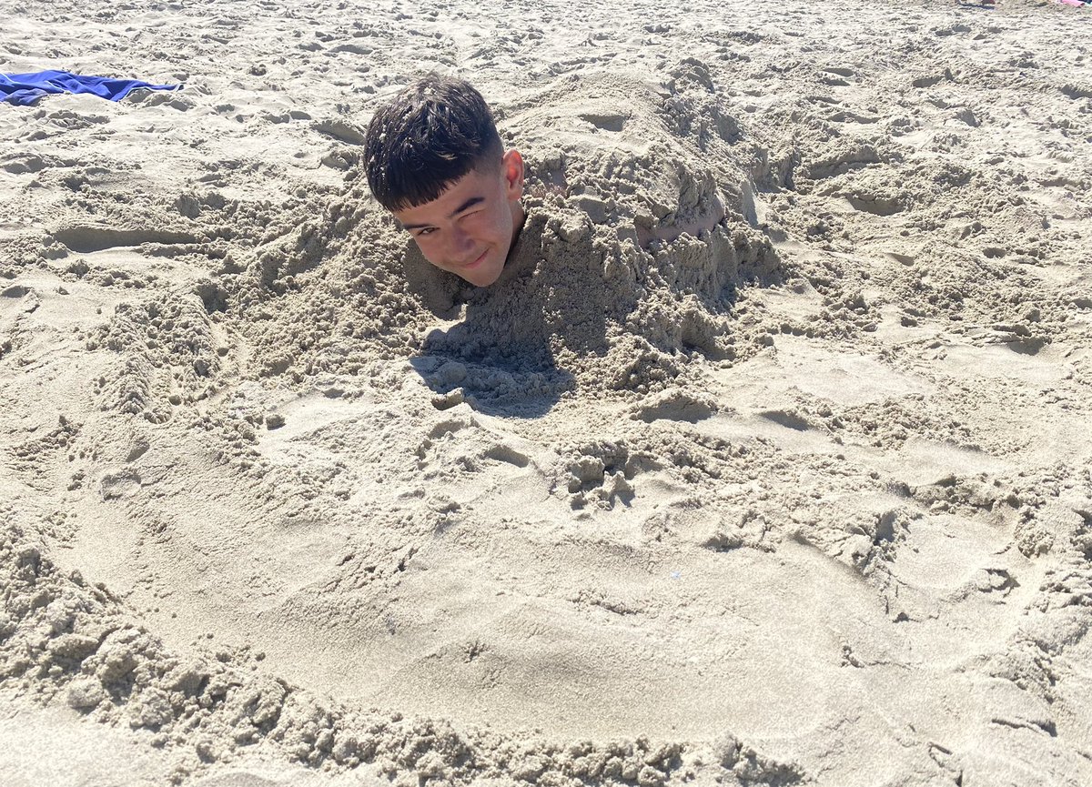 À la plage 🏖☀️ 
Picnic at the Château followed by an afternoon at Quend beach! Lots of fun in and out of the water! <a href="/ManorAdventure/">Manor Adventure</a> <a href="/dwryfelin/">@dwryfelin</a> #france2024 #laplage #french #schooltrip #authenticlearning #quendbeach