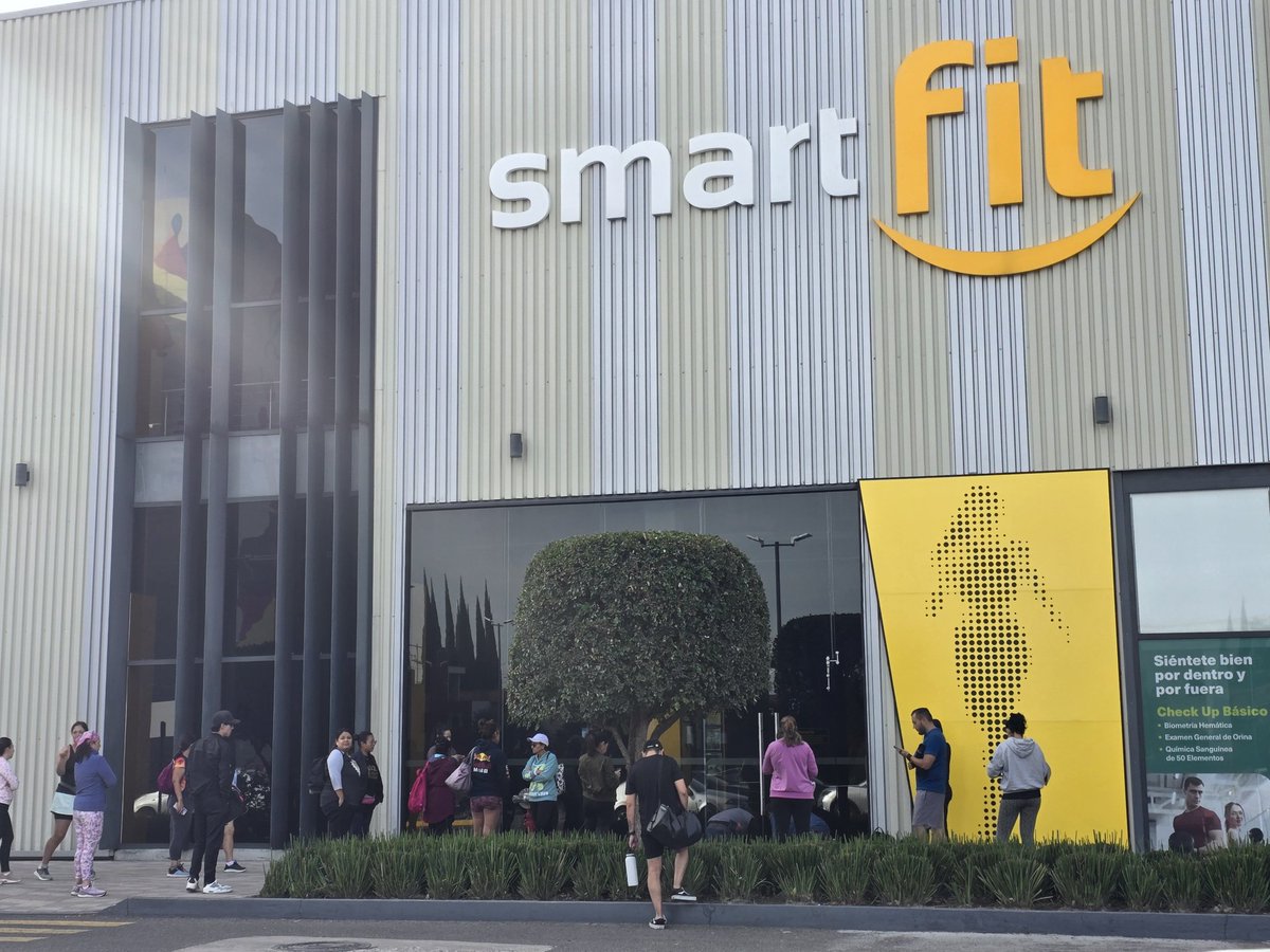 PhotoVicttorm's tweet photo. @SmartFitMx  Para cerrar son bien puntuales y hasta lo corren a uno apagando las luces.  Pero para abrir ya van 15 minutos tarde y contando 😡😡😡😡 https://t.co/gAcxlfkSo2