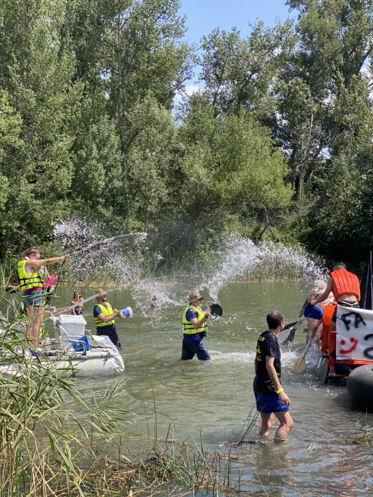 carlavilaseca's tweet photo. Comença la baixada de barques de la #Transsegre 2024 des de Gerb. Recorreran 3 km fins a Balaguer on s’espera que arribin cap a les 5 de la tarda. Després que l’any passat es suspengués per la sequera, enguany n’hi havia moltes ganes. @324cat https://t.co/B6kVTvGUCD