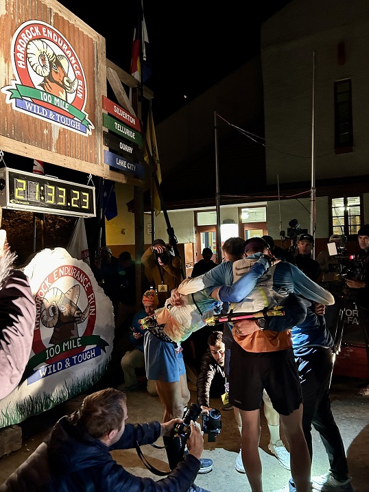 TerritorioTrail's tweet photo. Courtney Dauwalter agranda su leyenda y Ludovic Pommeret hace realidad el sueño de su vida en Hardrock 100 | El francés vence con récord absoluto de la prueba y la estadounidense reedita sus triunfos de 2022 y 2023, es cuarta scratch y marca un nuevo récord. Diego Pazos firma un excepcional segundo puesto.
https://t.co/ItElqpRjSk