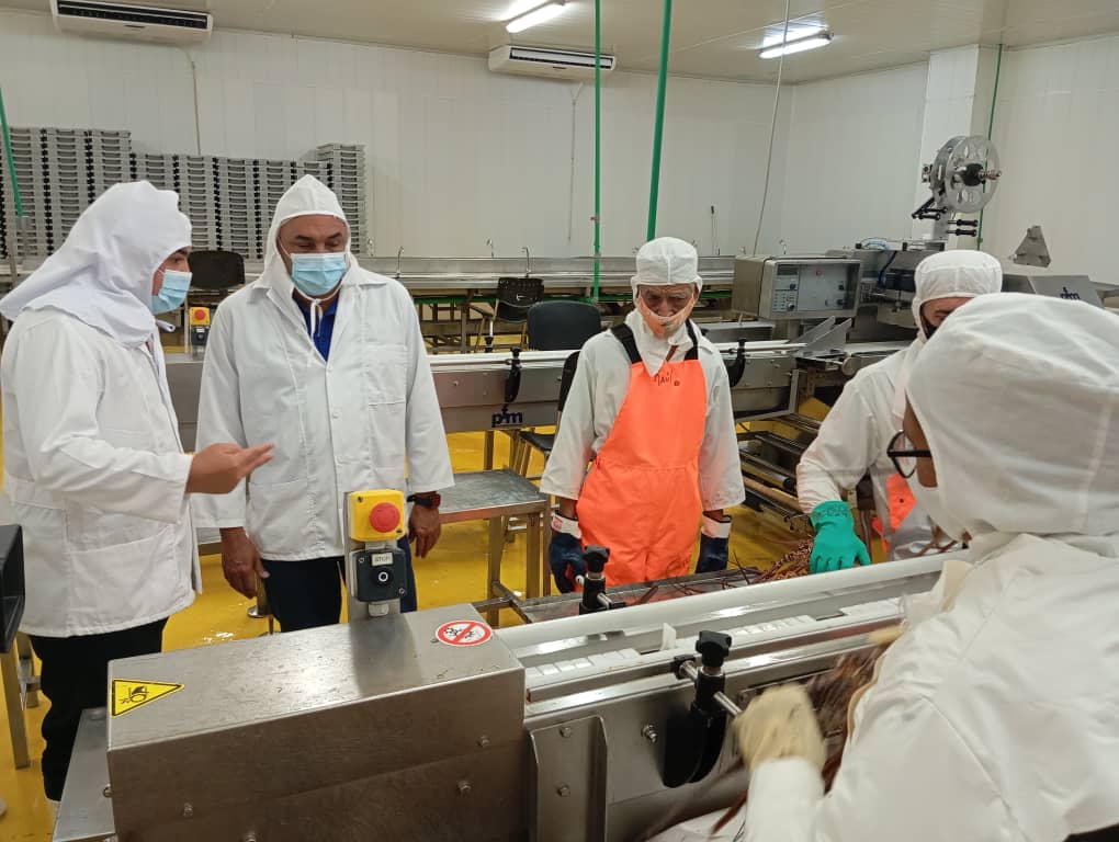 minalcuba's tweet photo. Hoy en @EEpicol   #PinarDelRío el Ministro de la Alimentaria @AlbertoLopezcu intercambia con los trabajadores temas como el aprovechamiento de la jornada laboral y su compromiso de seguir aportando alimentos al pueblo.
#MinalXMásAlimentos https://t.co/shm9gSMgou