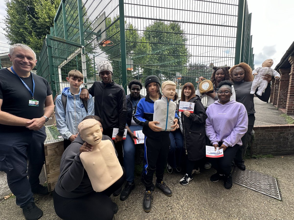 WHYCNunhead's tweet photo. 10 new #FirstAiders in #Nunhead today! Great course from #SafeTraining2U! #youthwork https://t.co/pvJs5KgC5B