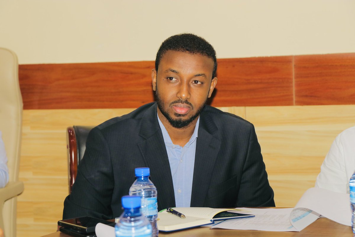 MoCI Somalia (@mocisom) on Twitter photo Wasiirka Ganacisga iyo Warshadaha XFS <a href="/HonJibrilAHaji/">Hon. Jibril Abdirashid Haji</a>, oo maanta guddoomiyey shirkii toddobaadlaha ee Wasaaradda, ayaa looga hadlay qodobo dhowr ah oo ay ka mid ahaayeen ku biriitaankii EAC, balanqaadkii waxqabad, shuruucda, siyaasadaha & doorka MoCI ee la dagaalanka Khawaarijta. Wasiirka Ganacisga iyo Warshadaha XFS <a href="/HonJibrilAHaji/">Hon. Jibril Abdirashid Haji</a>, oo maanta guddoomiyey shirkii toddobaadlaha ee Wasaaradda, ayaa looga hadlay qodobo dhowr ah oo ay ka mid ahaayeen ku biriitaankii EAC, balanqaadkii waxqabad, shuruucda, siyaasadaha & doorka MoCI ee la dagaalanka Khawaarijta.