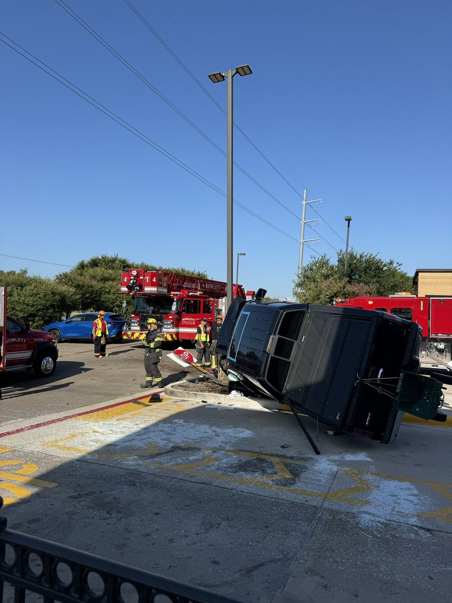 Rowlett_PD's tweet image. Information:
Please avoid the area near the 2600 block of Lakeview Parkway due to a vehicle rollover. RPD and RFD officers are currently on scene. Thank you for your cooperation.

#Rowlett #Texas