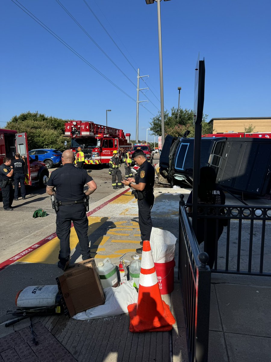 Rowlett_PD's tweet image. Information:
Please avoid the area near the 2600 block of Lakeview Parkway due to a vehicle rollover. RPD and RFD officers are currently on scene. Thank you for your cooperation.

#Rowlett #Texas
