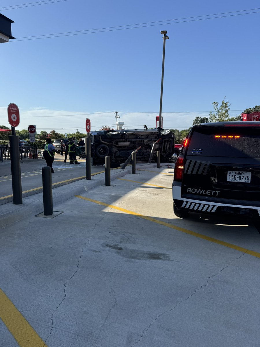 Rowlett_PD's tweet image. Information:
Please avoid the area near the 2600 block of Lakeview Parkway due to a vehicle rollover. RPD and RFD officers are currently on scene. Thank you for your cooperation.

#Rowlett #Texas