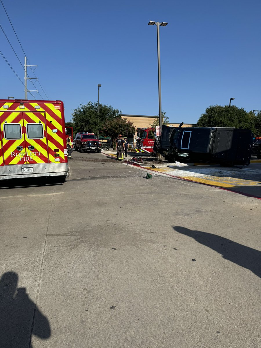 Rowlett_PD's tweet image. Information:
Please avoid the area near the 2600 block of Lakeview Parkway due to a vehicle rollover. RPD and RFD officers are currently on scene. Thank you for your cooperation.

#Rowlett #Texas