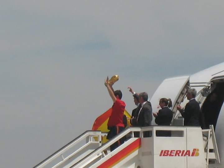Marilutraduce's tweet photo. Hace 14 años ya de una de las mejores experiencias de mi vida. #Intérprete para @Raiofficialnews en la final del #Mundial2010 😍  @SEFutbol https://t.co/lSkPoYIobX