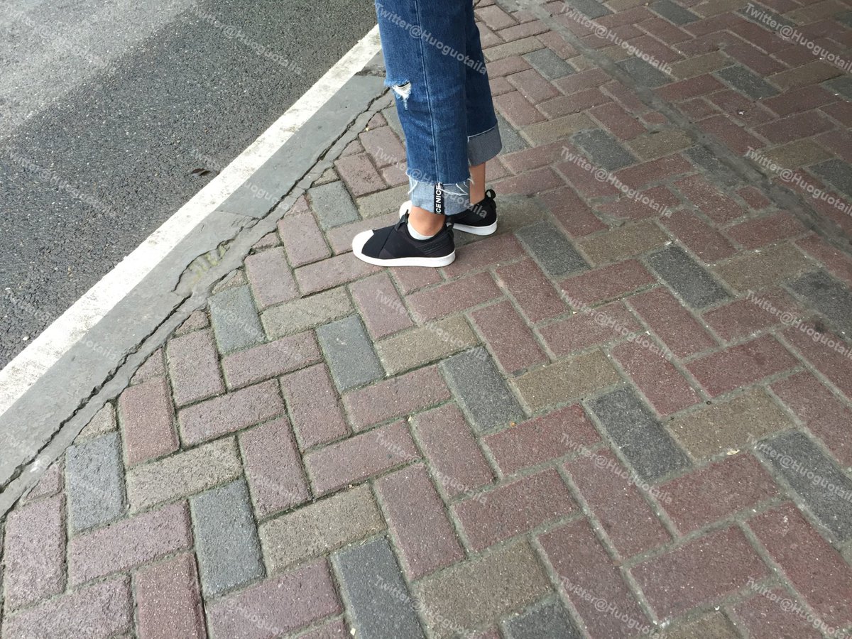 〖街拍系〗电梯上这个妹纸腿长且直，没有伤疤，毫无瑕疵，想象要是打在大腿上这还不顺着腿往下流哇😯，终于理解了达叔的心里想法了，其他的顺手拍的，看看就是。
#街拍 #街拍美女 #街射 #达叔