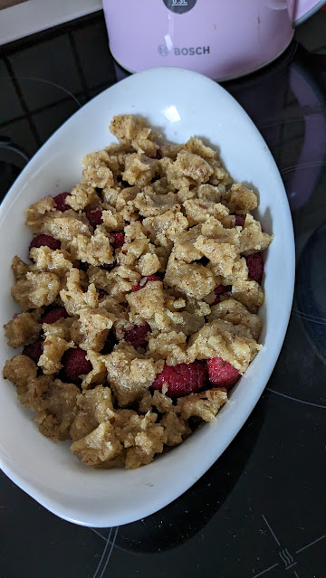 LizCollet's tweet photo. Samstagnachmittag
und die Himbeeren kuscheln sich rechtzeitig unter Mandel-Zimt-Streusel zur Five o'Click Teatime ...
#LesPetitsPlaisirs #WeekendPleasures #HimbeerCrumble #LizerlsLittleLindenburgBackstube https://t.co/XccMqDZc71