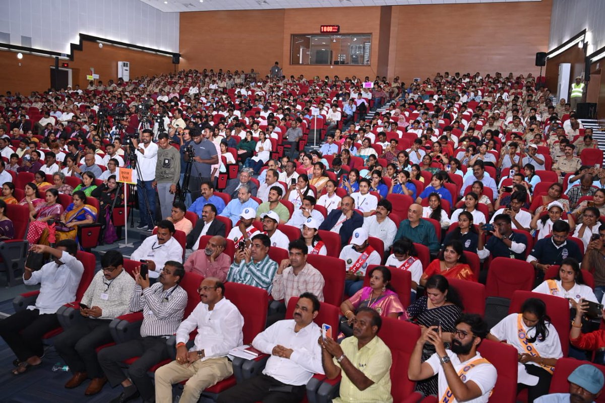 సమాజంలో అసాంఘికతకు, అశాంతికి కారణమయ్యే గంజాయి, ఇతర మాదక ద్రవ్యాలను కూకటివేళ్లతో పెకిలించి తెలంగాణ రాష్ట్ర ఉన్నతిని తిరిగి నిలబెట్టుకునే బాధ్యతను ప్రజా ప్రభుత్వం తలకెత్తుకుందని ముఖ్యమంత్రి శ్రీ <a href="/revanth_anumula/">Revanth Reddy</a> చెప్పారు. ఒకప్పుడు సామాజిక చైతన్య ఉద్యమాలకు నిలయమైన తెలంగాణ గడిచిన