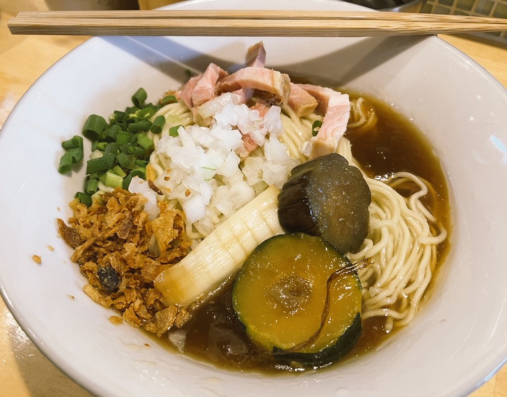 あと夏限定の冷やし中華そば(正式名称なんだっけ...)最高だったのでまたやってください〜!
今までの限定の中でもかなりの上位ヒットで何回でも食べたい...！
夏野菜が変わるのは罠だ...！パクチーの回行きたかった..

#chanmienoodles 
#猫と月