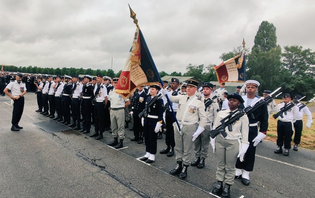 DIRISI_FR's tweet image. 📸 J-1 avant le défilé du #14Juillet

Nos défilants sont prêts à donner la plus belle image de la #DIRISI.

Rendez-vous demain pour ce rendez-vous historique.

#FiersDeNosSoldats #UnirNosForces