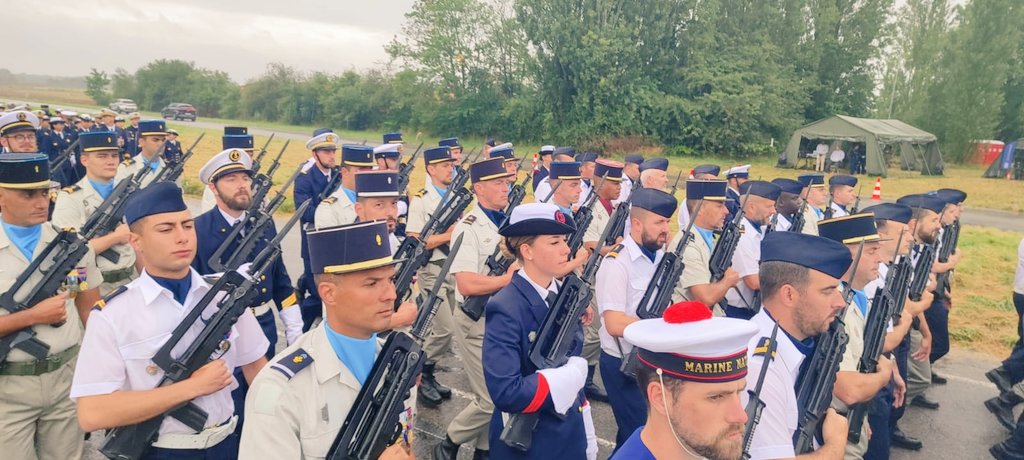 DIRISI_FR's tweet image. 📸 J-1 avant le défilé du #14Juillet

Nos défilants sont prêts à donner la plus belle image de la #DIRISI.

Rendez-vous demain pour ce rendez-vous historique.

#FiersDeNosSoldats #UnirNosForces