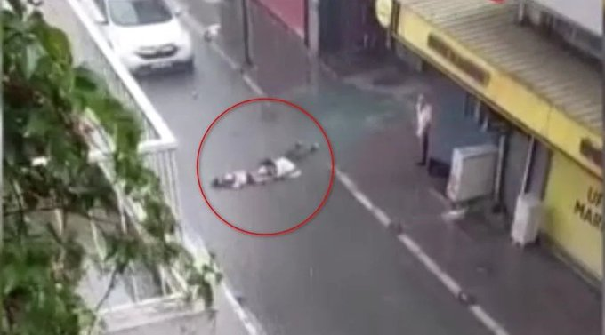 İzmir Alsancak'ta 2 kişinin elektrik akımına kapılarak öldüğü yerle ilgili daha önce elektrik dağıtım şirketine defalarca şikayet yapıldığı, konunun yerel medyada bile yer aldığı ortaya çıktı. (Ege Telgraf)