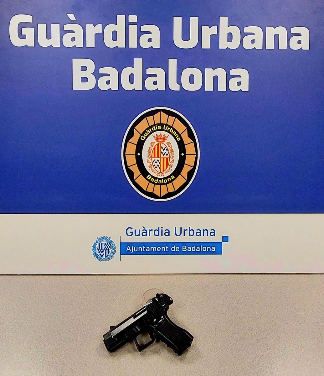 Albiol_XG's tweet photo. Detenido esta noche en Bufalà un delicuente marroquí  que acababa de robar una cadena de oro a un vecino. Esta es la detención número 33. En cualquier país serio este elemento estaría expulsado a su país, aquí respetamos su derecho a que siga paseando por nuestras calles y que siga atracando a vecinos con toda tranquilidad; una auténtica vergüenza. Nosotros en #Badalona no pararemos y seguiremos machacando a los delincuentes, muchas felicidades a los agentes de @Badalona_GUB.