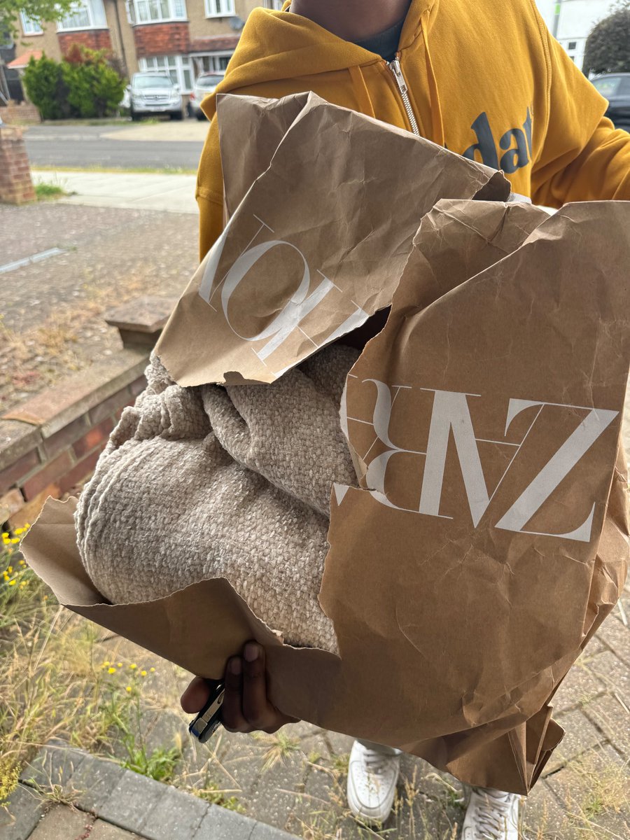 huuLLia's tweet photo. @ZARA_Care This is how you deliver your product???? When I contact and ask a free label to return this due to the poor delivery standards (it makes already dirty, with all other boxes in the van etc etc), no support from your customer service!!! Poor customer experience!! @ZARA https://t.co/uSmvmpVHBr