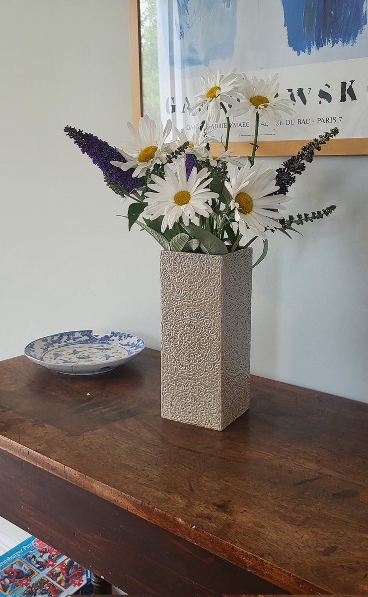 MaryHosty's tweet photo. July garden flowers and a broken plate #julydays https://t.co/QJWrA443DY