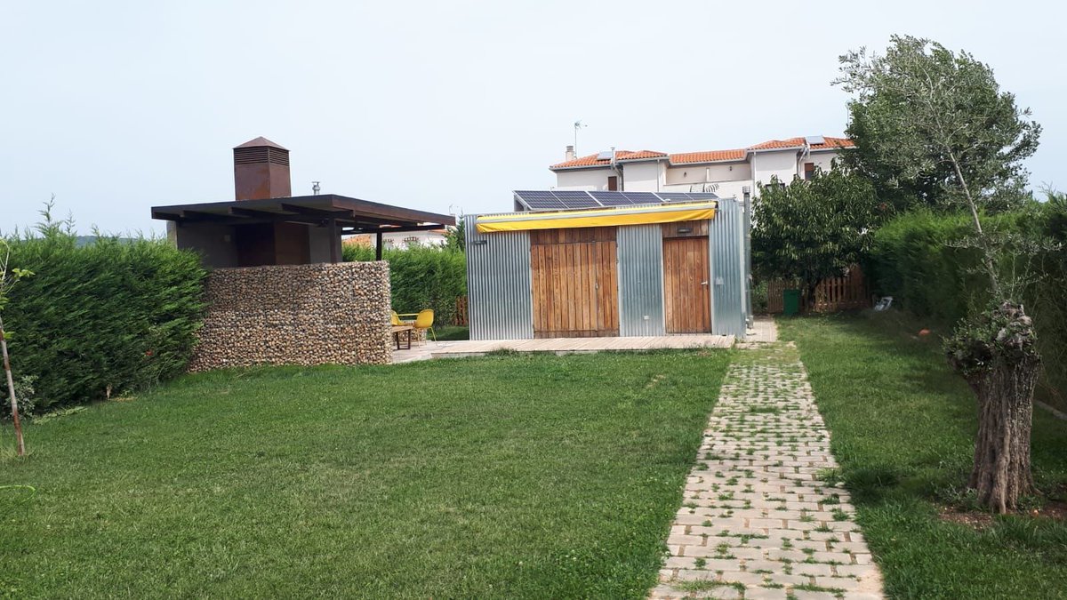 CuencaSolar's tweet photo. Un apartamento turístico que aprovecha la energía solar para cargar coches eléctricos y mantener los consumos de la vivienda... Increíble 😍 

#energiasrenovables #energiasolar #medioambiente #panelessolares #energia #fotovoltaica #energialimpia #ahorroenergetico #energy https://t.co/aeJieHmo9j