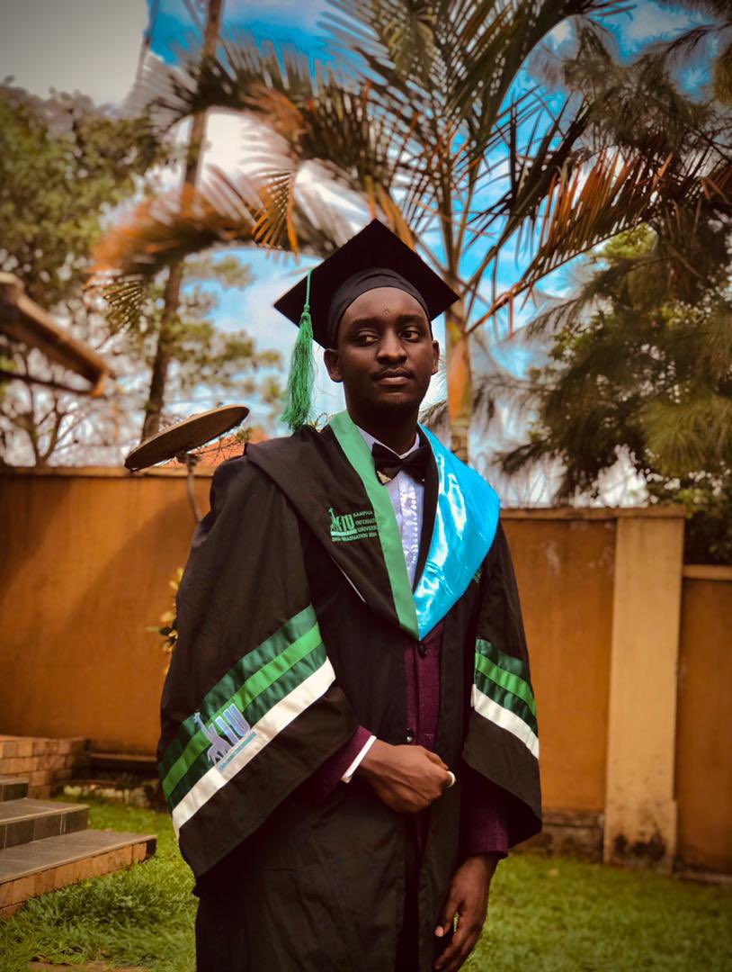 OwenBenjaminUg's tweet photo. Congratulations 🥂 @ArthurMuhwezi12 
Your Efforts paid off! 
Blessings 🙏🙏🙏

#KIU29thGrad https://t.co/uScHcEQ0gC
