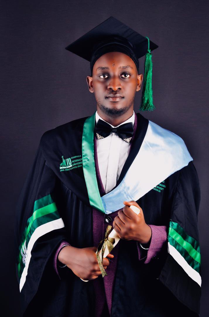 OwenBenjaminUg's tweet photo. Congratulations 🥂 @ArthurMuhwezi12 
Your Efforts paid off! 
Blessings 🙏🙏🙏

#KIU29thGrad https://t.co/uScHcEQ0gC