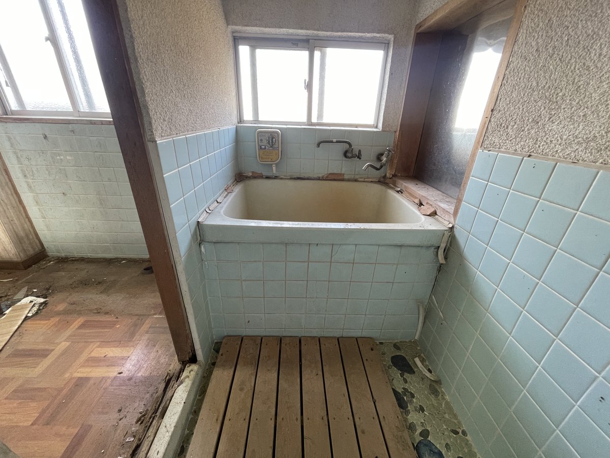 HitoriDiy's tweet photo. 気合いがあれば、お風呂が8万円で作れました👍 https://t.co/eqJwFqNG0w