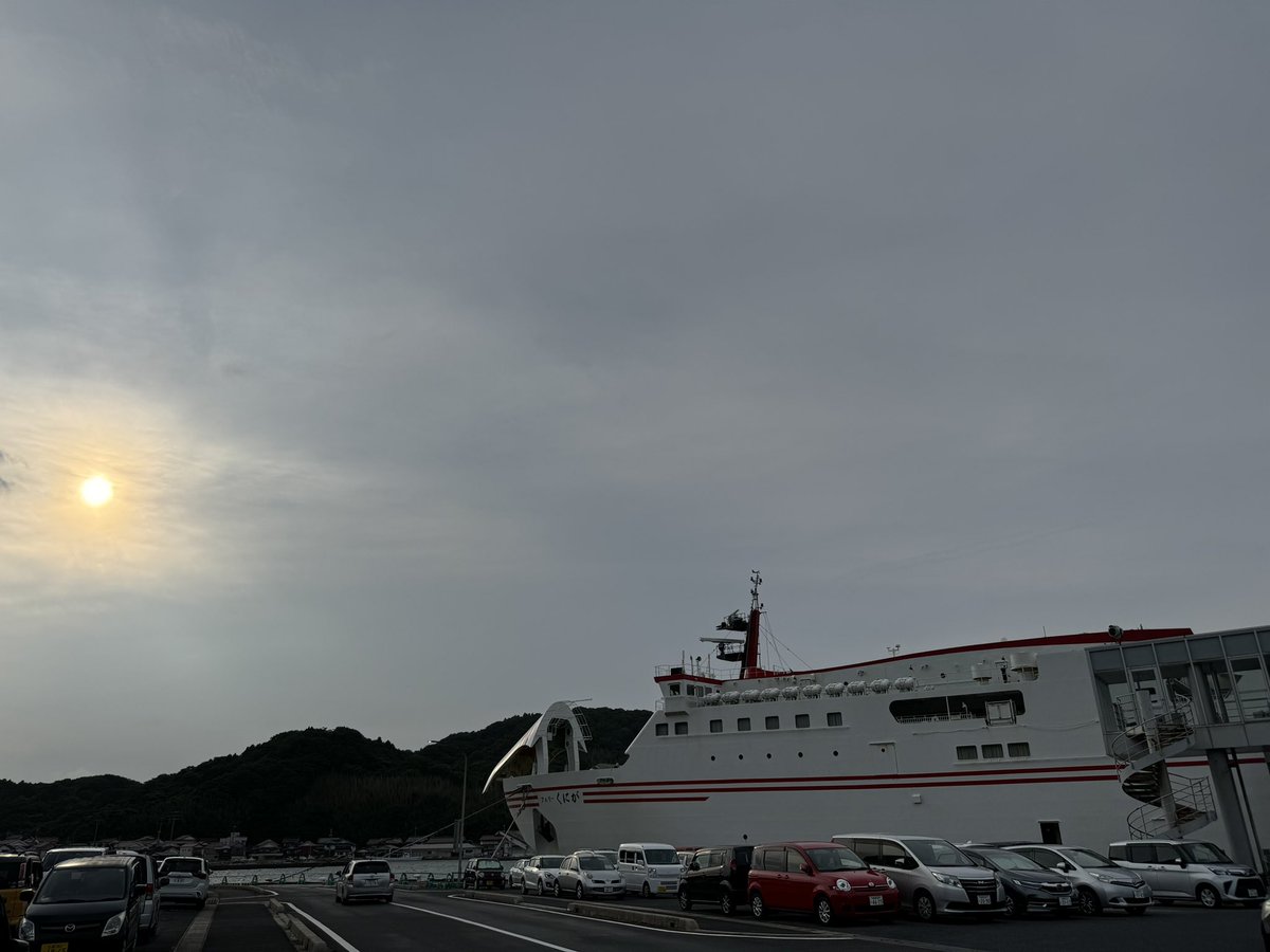 SuccessAge55's tweet photo. 初めて隠岐島へ上陸、松江七類港からフェリー🛳️に乗って上陸！米子の手前で大山がお出迎え！フェリーは見た事ないくらいびっしり😆
戦後の引き上げ船みたいだ😅

#隠岐島 
#隠岐島フェリー 
#七類港 
#西郷港 
#米子 
#大山 https://t.co/lbTC68M4wD