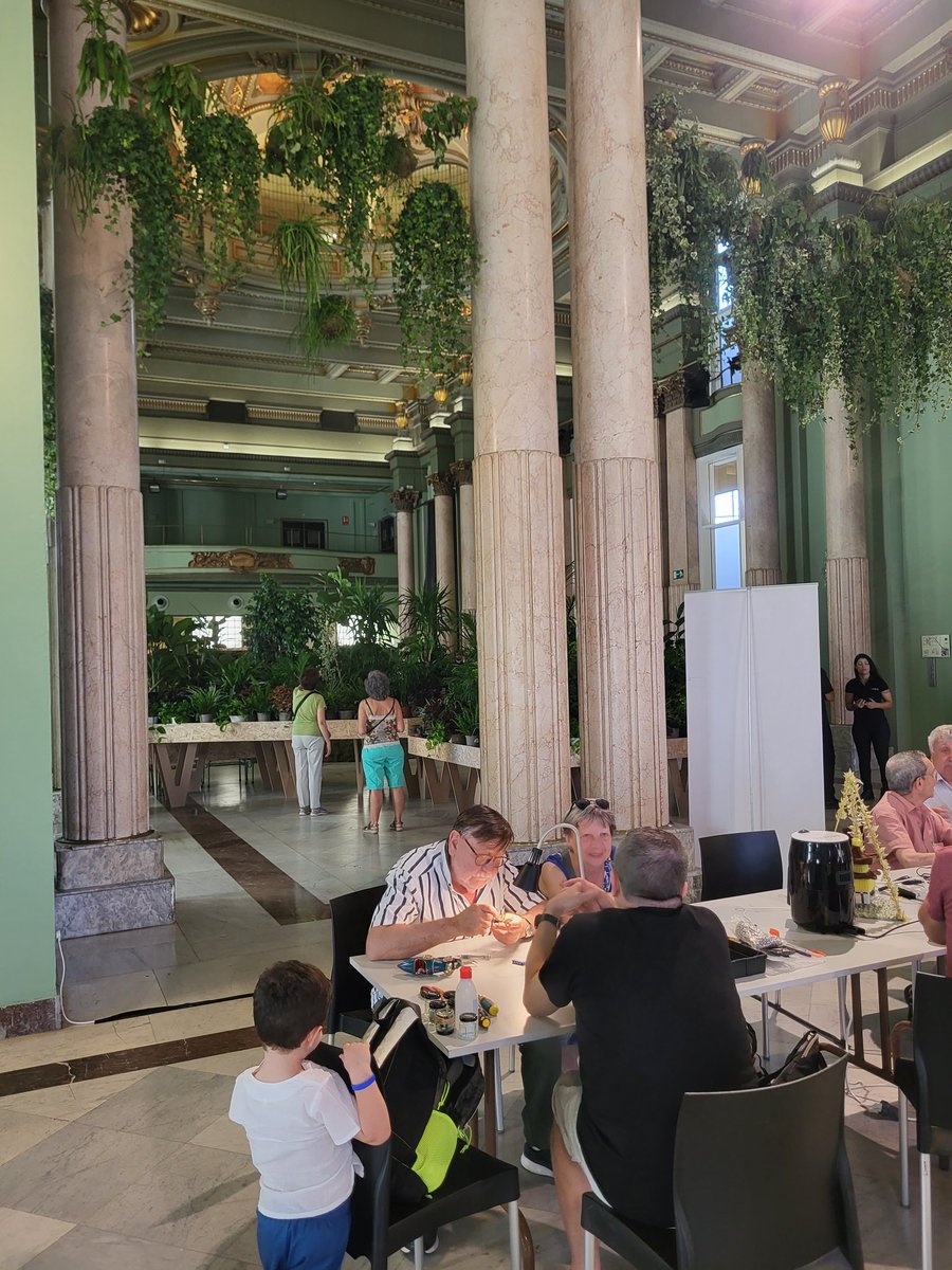 ¡No a la obsolescencia planificada! Todos los sábados en el Refugio Climático del <a href="/cbamadrid/">Círculo de Bellas Artes - Casa Europa</a> estará el "Repair Café", una gente majísima que te arregla tus pequeños electrodomésticos mientras te tomas un ☕️ al fresco y bajo las plantas.