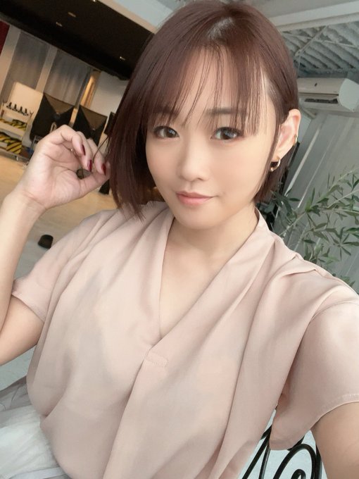 今日は D +黒木歩e個人撮影会 にご来場いただきありがとうございました💕 今日はいち早く先日のV撮影で使用した衣装で撮影会💕みっひーのおつゆが沢山着いたので帰って洗って早速今日着てみたw  季節のお土産沢山✨️ しかも新しいアイテムまで✨️ 何だか久々な気がしたけど3週間あいたんだった💦