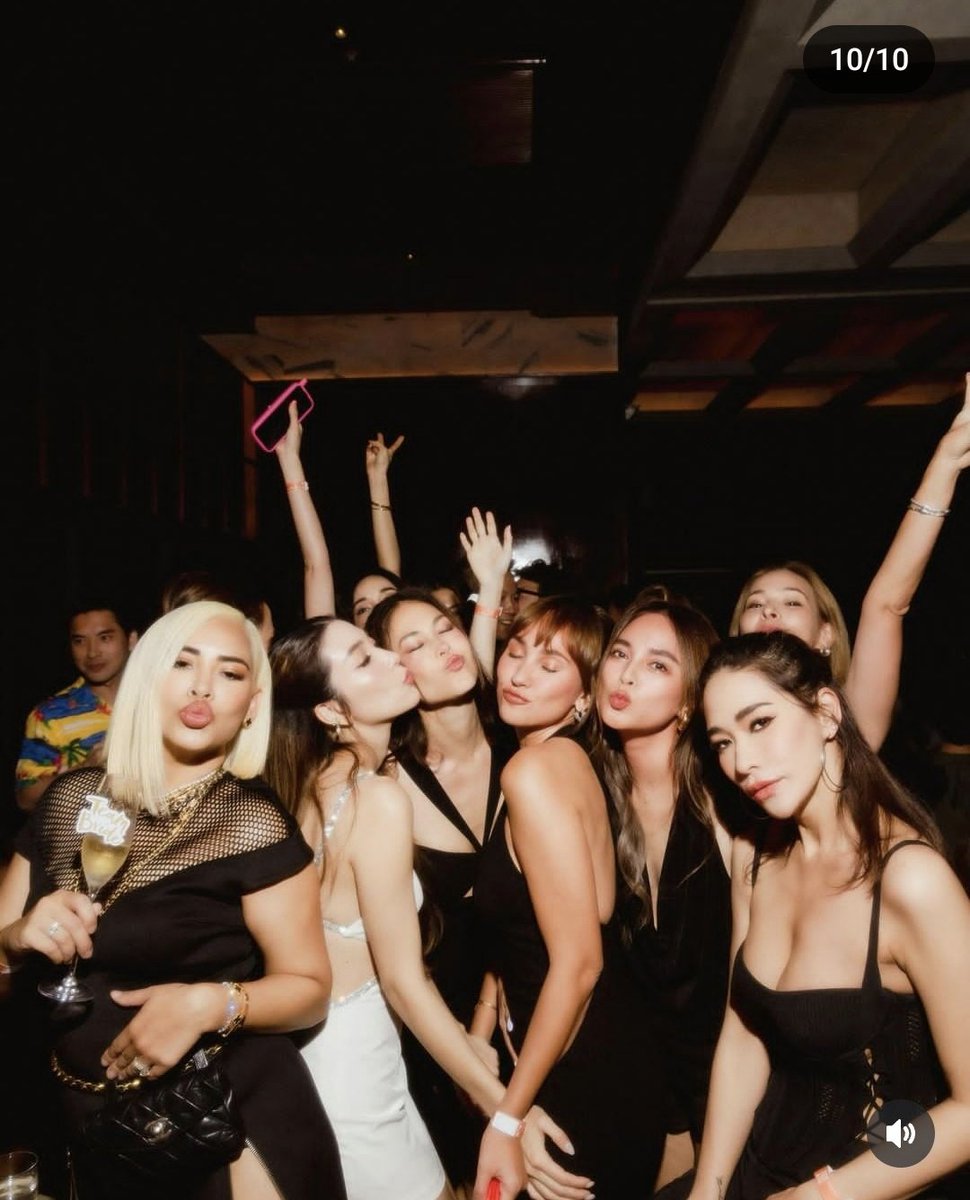 แล้วพี่พลอย ออร่าอะไรขนาดนั้นอ่ะ