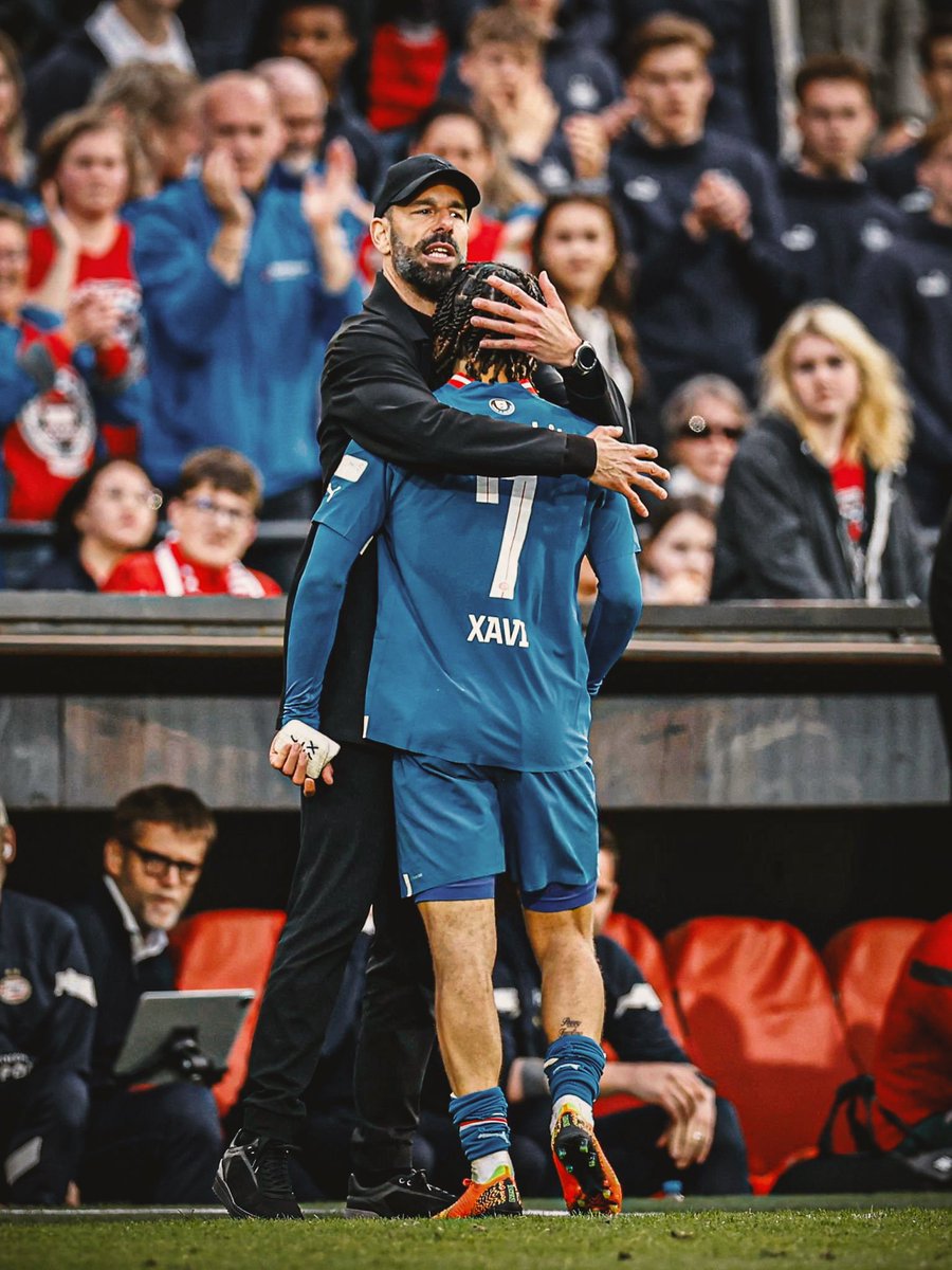 Utd_BarryRyan's tweet photo. Agent Ruud bringing Xavi to the theatre of dreams https://t.co/hIdgRe66b8