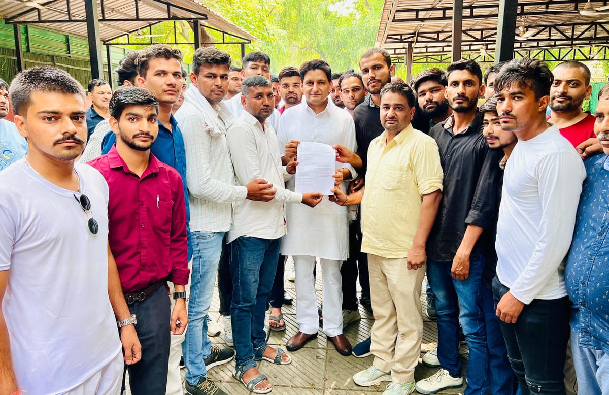 DeependerSHooda's tweet photo. पढ़े-लिखे युवाओं का भयंकर शोषण कर रही है हरियाणा सरकार। 

BJP ने पंचायत विभाग में 3406 कंप्यूटर ऑपरेटर (CPLO) लगाए। ��िनसे पंचायत के साथ-साथ अन्य विभागों और फैमिली ID का भी अतिरिक्त काम लिया जाता है। लेकिन इन्हें एक दिहाड़ी मजदूर से भी कम मेहनताना यानी सिर्फ 6000 रुपये महीना दिया जा रहा है। CPLO की जेब से इससे ज्यादा खर्च तो एक मीटिंग से दूसरी मीटिंग, एक ऑफिस से दूसरे ऑफिस के चक्��र काटने में बाइक के तेल पर लग जा रहा है।

कांग्रेस सरकार बनने पर CPLO के साथ हो रहे इस भद्दे मजाक का खात्मा होगा और उनकी समस्याओं का नीतिगत समाधान किया जाएगा।

आज दिल्ली आवास पर CPLO का एक प्रतिनिधिमंडल मिला।