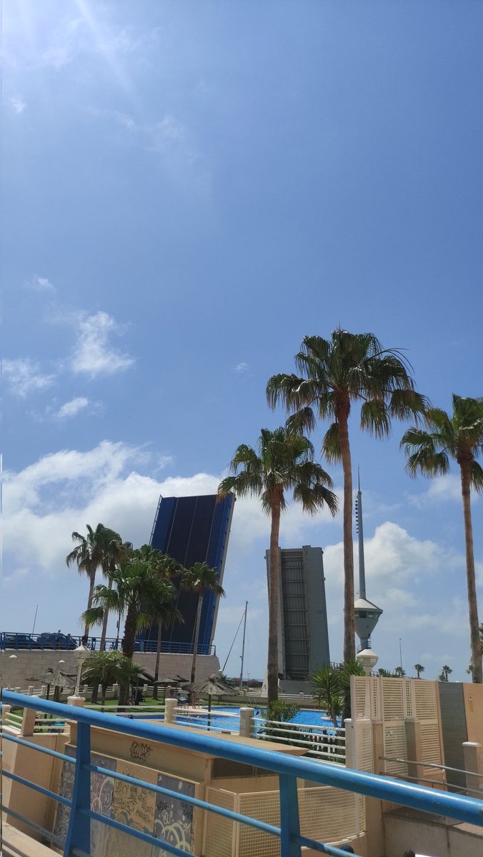 El Puente del Estacio en La Manga (Murcia, España) se abre para que los barcos puedan pasar del Mar Menor al Mar Mediterráneo y viceversa.
¿Conoces más puentes así?