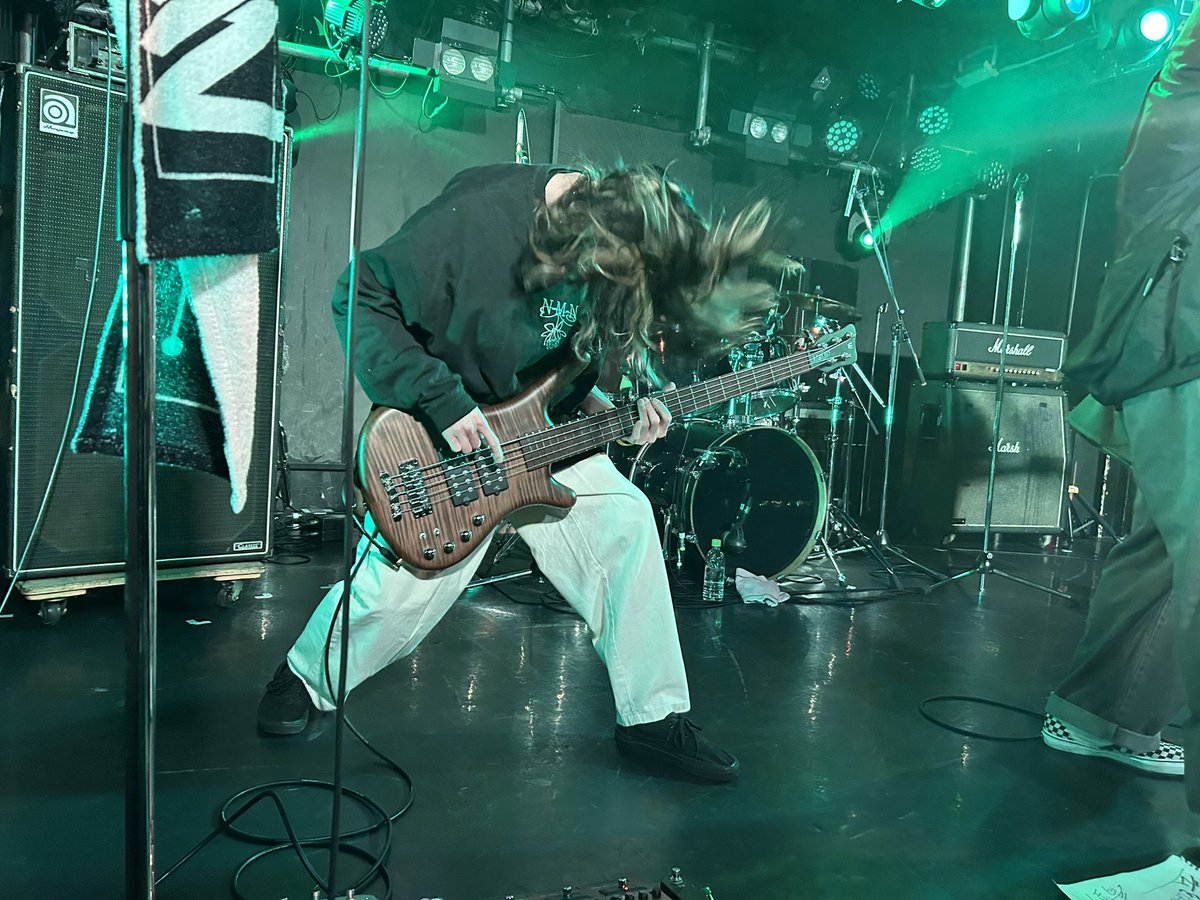 OriKen1's tweet photo. もう終わっちまった。25分あっというまだ。ゲストボーカルを迎えての初ライブ。
複雑というのでは無いのだがとにかく難しい曲を演奏していたんだとつくづく思った。このバンドはいい。丁寧さが巧さとなって曲のアジとなる。火がついてもおかしくない。カッコ良さをわかっているなぁ。
#NeedlessMyName https://t.co/2OQFqvAh4B